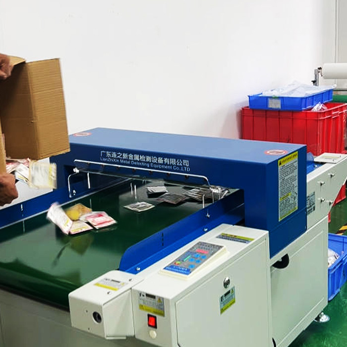 刺繡兒童發(fā)飾檢針機(jī)使用現(xiàn)場——連新檢針機(jī)守護(hù)兒童健康